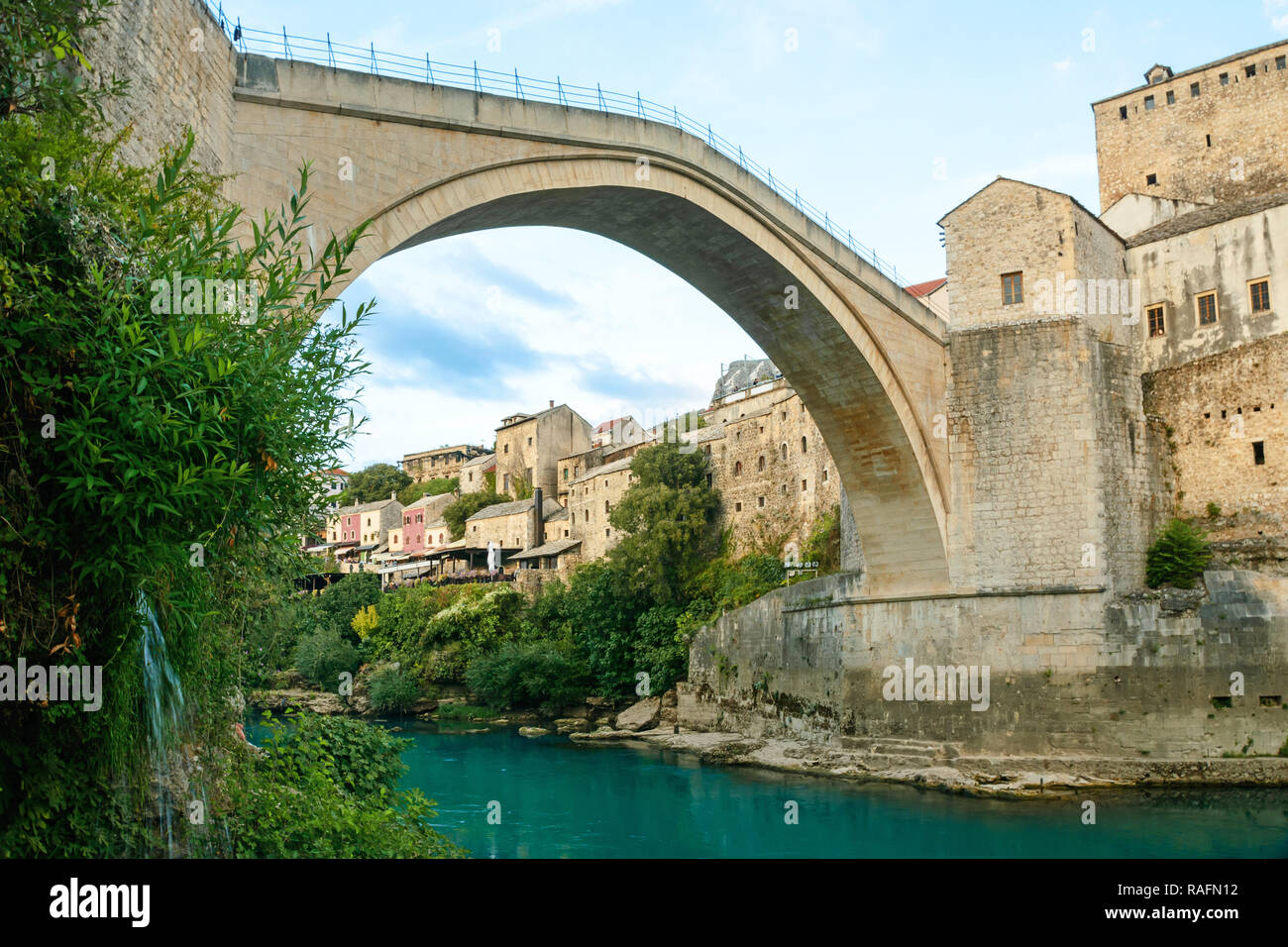 Ponte di Mostar con il fiume nella città vecchia. La Bosnia ed Erzegovina, Europa Foto Stock