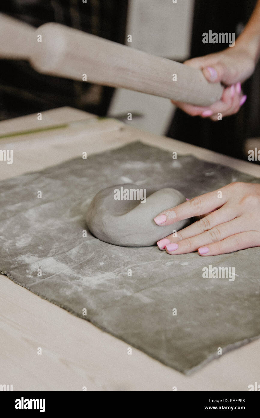 Giovani donne stampato oggetto in ceramica da argilla argilla cruda Foto Stock