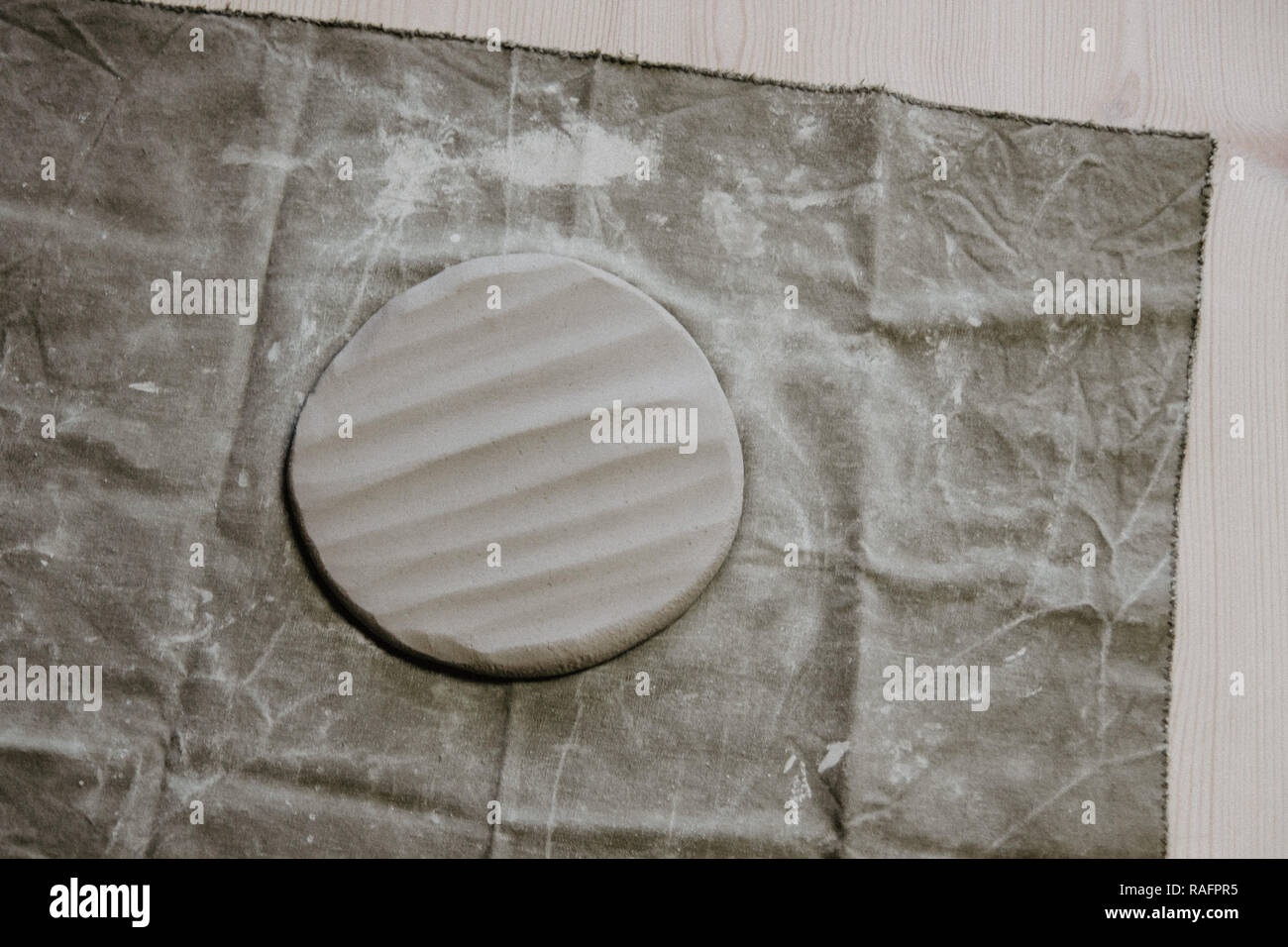 Giovani donne stampato oggetto in ceramica da argilla argilla cruda Foto Stock