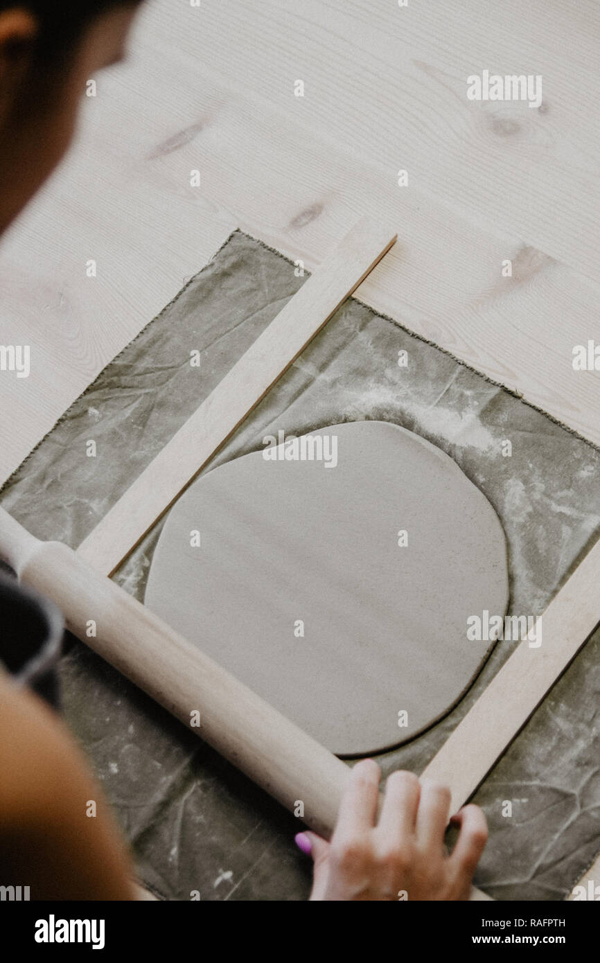 Giovani donne stampato oggetto in ceramica da argilla argilla cruda Foto Stock