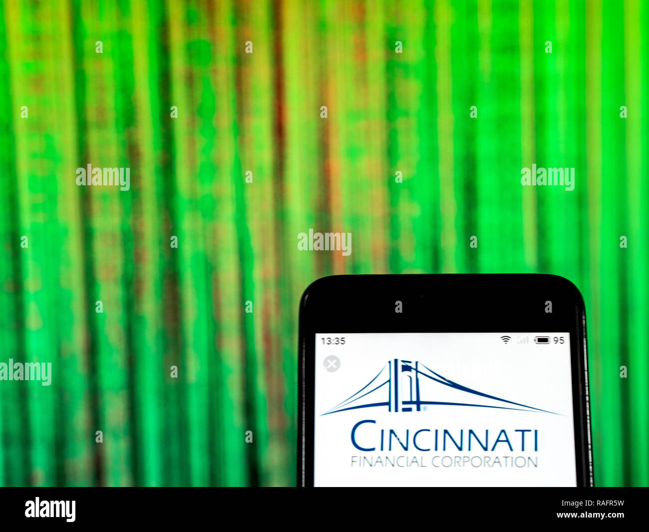 Cincinnati Financial Insurance Company logo che si vede visualizzato sul telefono intelligente Foto Stock