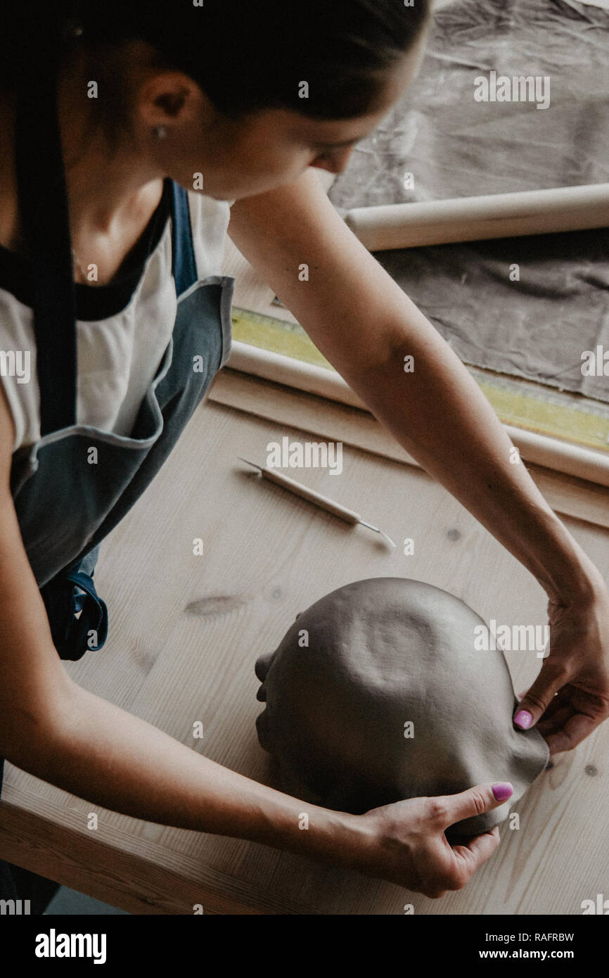 Giovani donne stampato piastra in ceramica da argilla argilla cruda Foto Stock