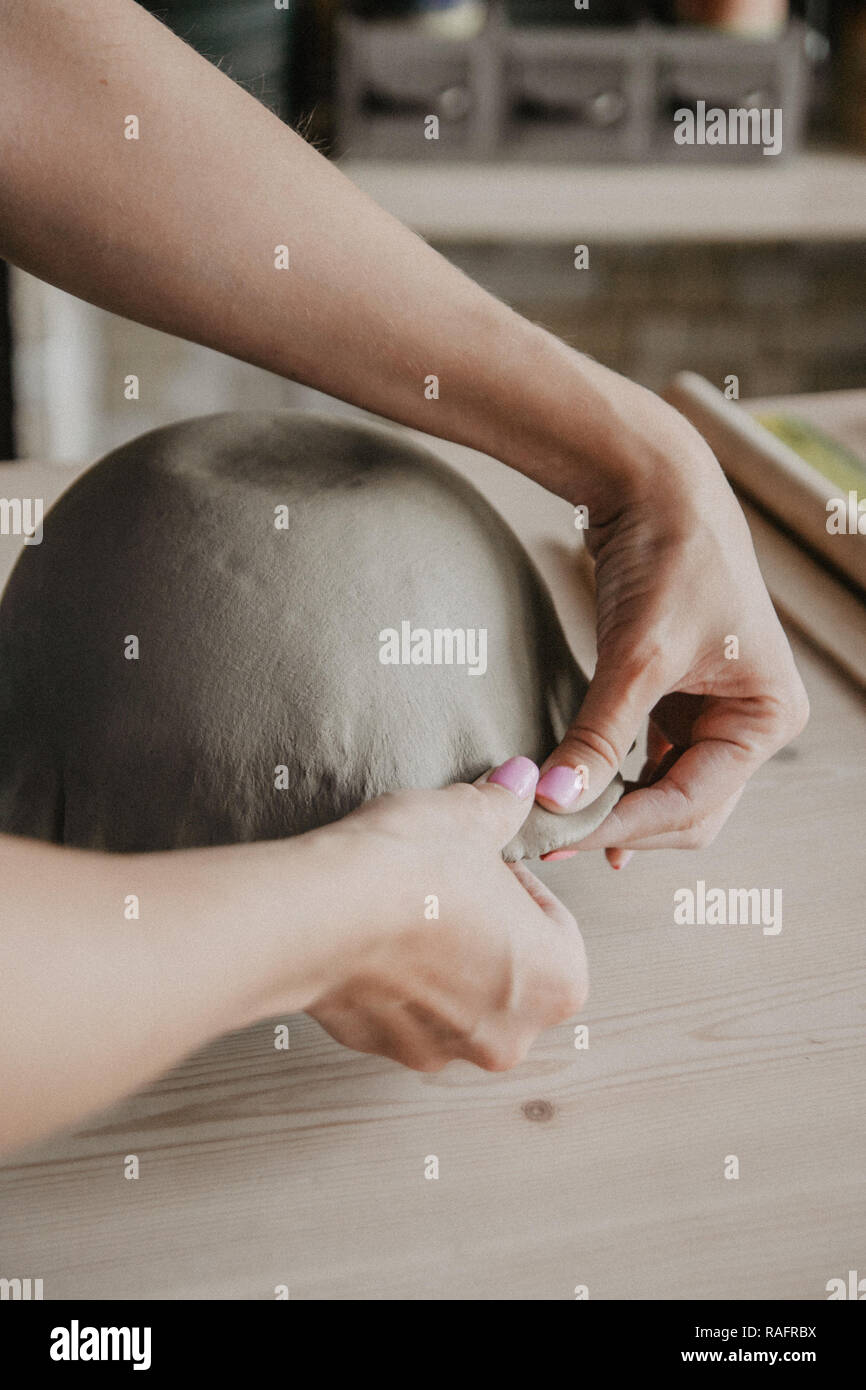 Giovani donne stampato piastra in ceramica da argilla argilla cruda Foto Stock