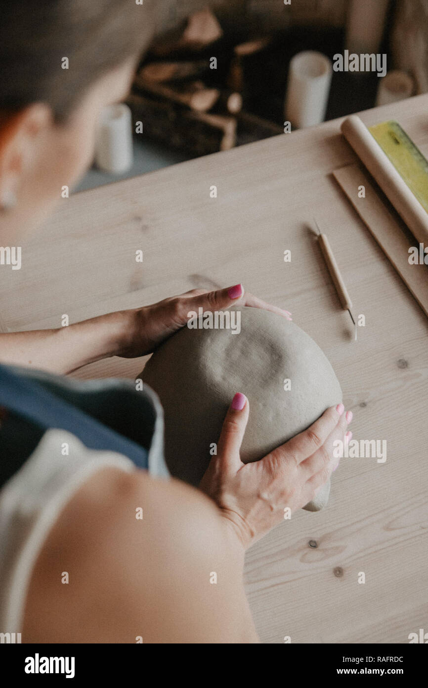 Giovani donne stampato piastra in ceramica da argilla argilla cruda Foto Stock