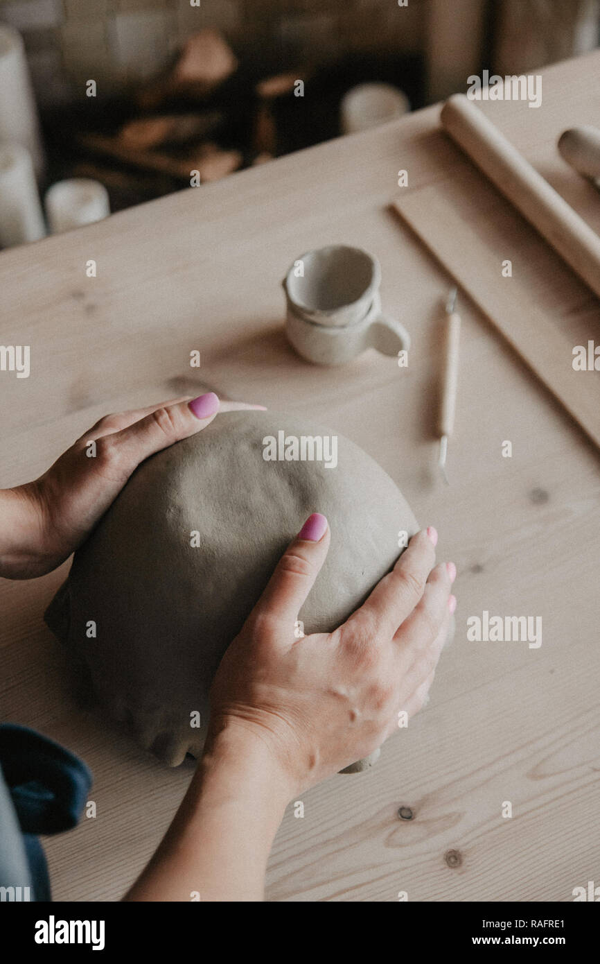 Giovani donne stampato piastra in ceramica da argilla argilla cruda Foto Stock