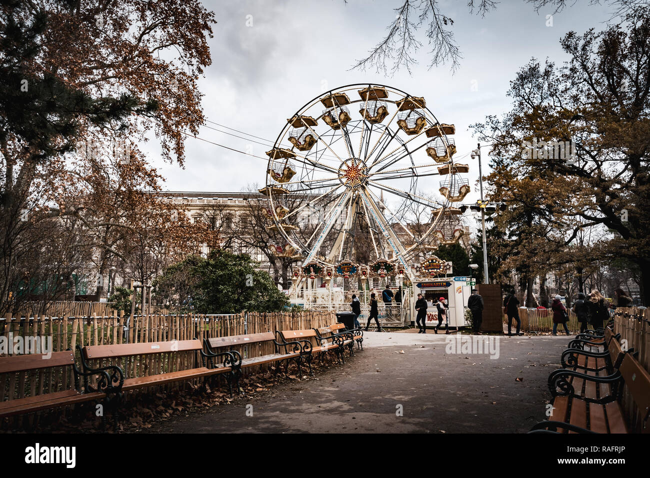 Giorno colpo di ruota panoramica Ferris a Rathausplatz durante i Mercatini di Natale a Vienna Foto Stock
