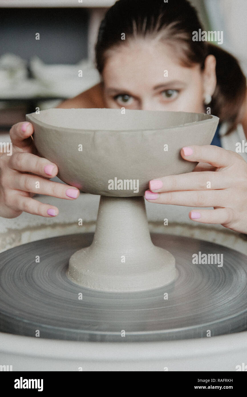 Giovani donne stampato piastra in ceramica da argilla argilla cruda Foto Stock