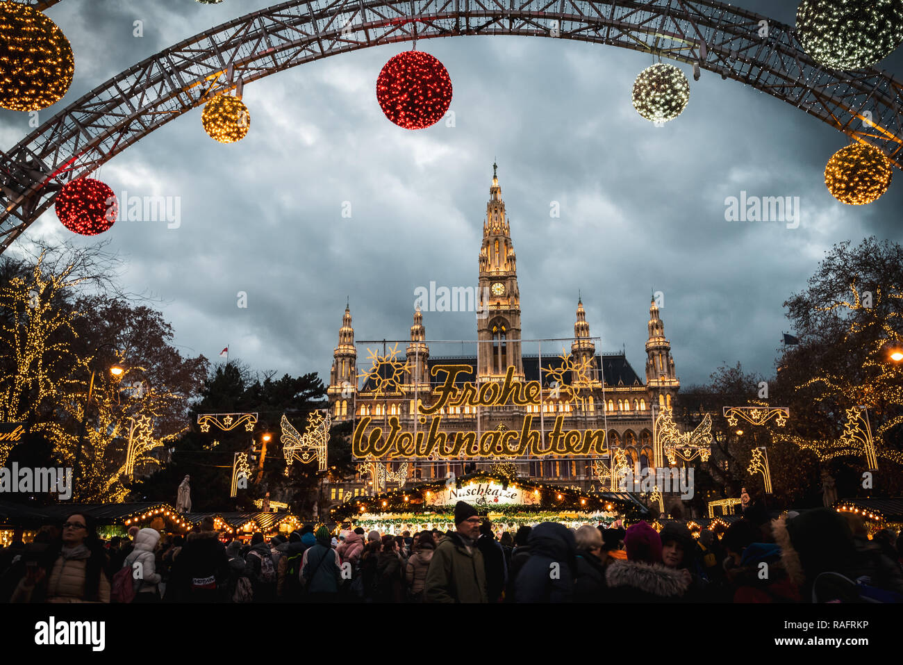 Giorno tiro dei mercatini di Natale a Rathausplatz, visualizzare presso il municipio attraverso la porta principale di accesso Foto Stock