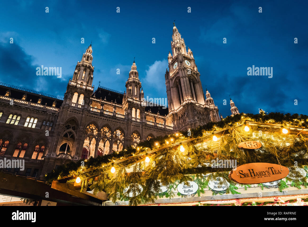 Vienna, Austria - 10 dicembre 2018: Night Shot dei mercatini di Natale a Rathausplatz, ha illuminato la struttura ornati, municipio in background Foto Stock