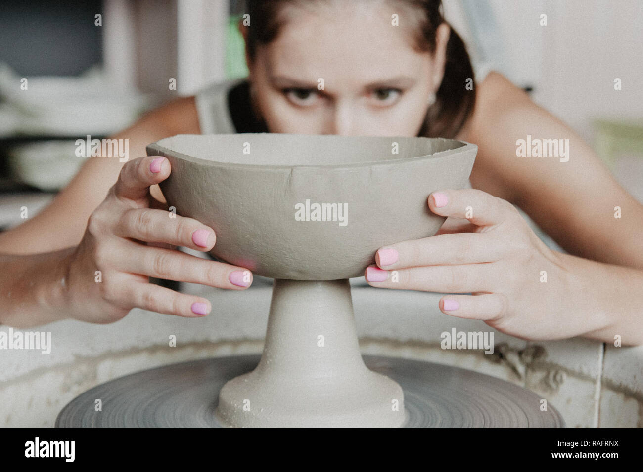 Giovani donne stampato piastra in ceramica da argilla argilla cruda Foto Stock