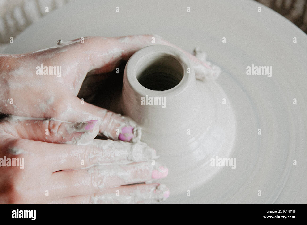 Vista superiore di prodotti di argilla, su una ruota in ceramica con spazio copia, primo piano Foto Stock