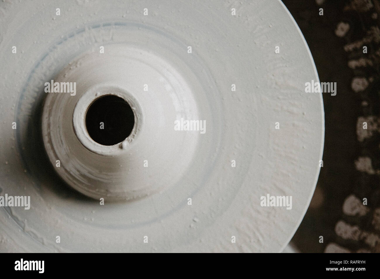 Vista superiore di prodotti di argilla, su una ruota in ceramica con spazio copia, primo piano Foto Stock