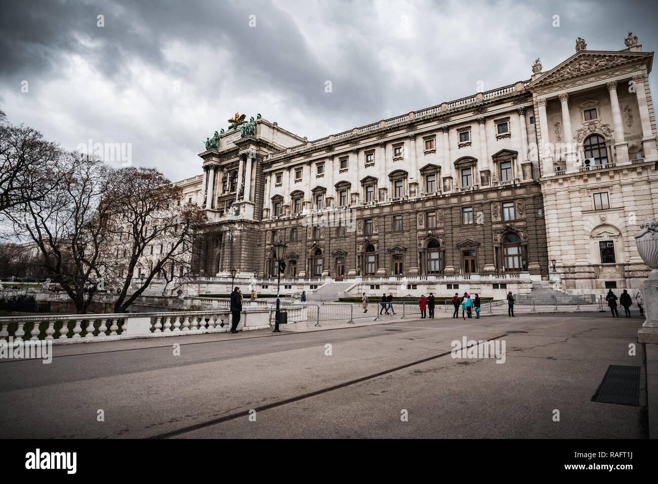 La Hofburg nella Heldenplatz piazza nel centro di Vienna in inverno Foto Stock