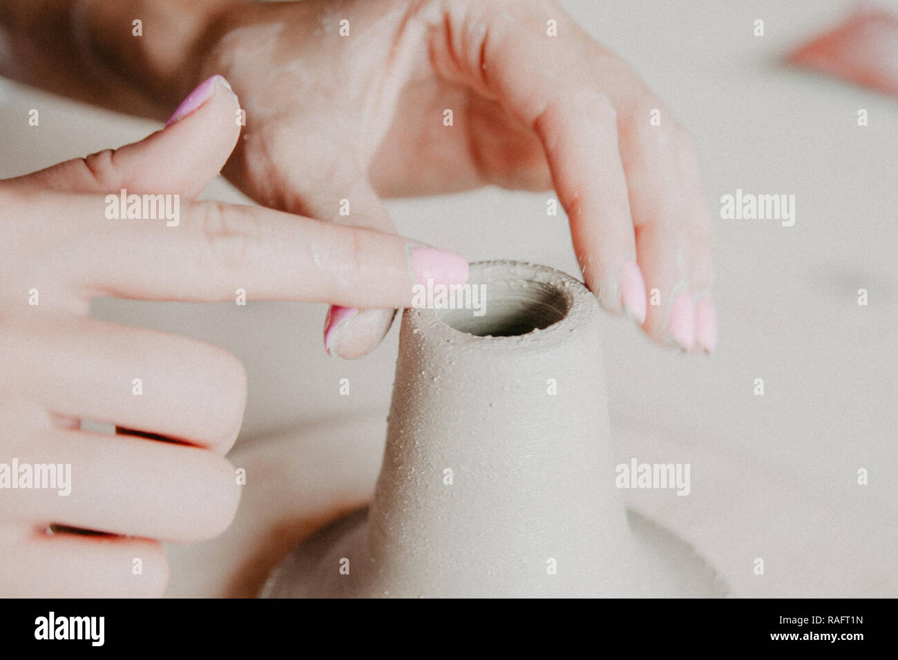 Giovani donne stampato piastra in ceramica da argilla argilla cruda Foto Stock