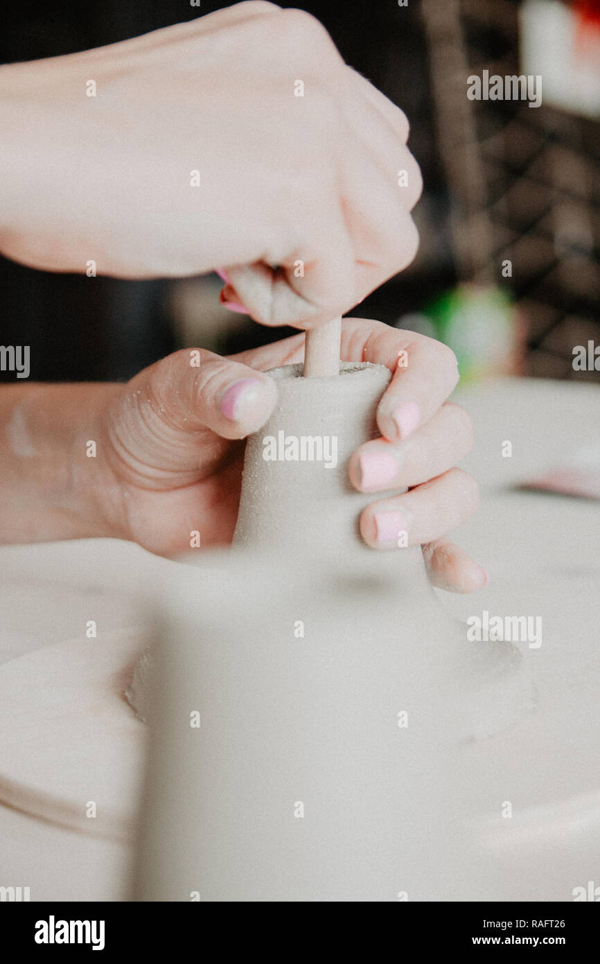 Giovani donne stampato piastra in ceramica da argilla argilla cruda Foto Stock