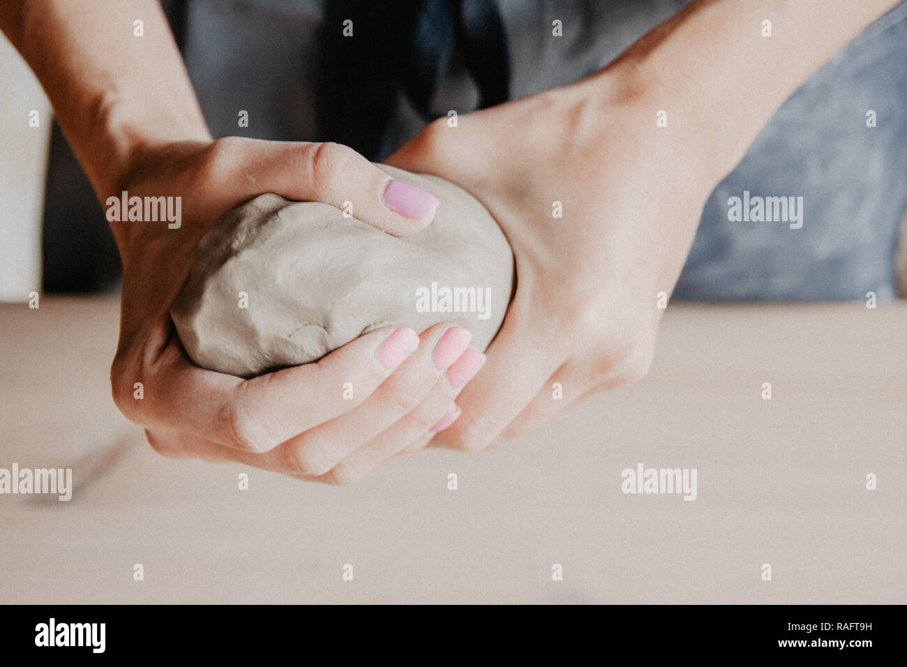 Ceramiche, argilla, arte ceramica concetto, Primo piano sulle mani del giovane maestro con pezzi grandi di terra refrattaria Foto Stock