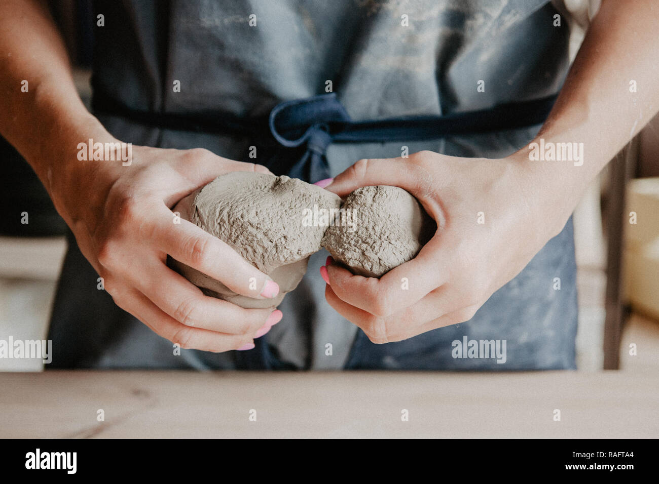 Ceramiche, argilla, arte ceramica concetto, Primo piano sulle mani del giovane maestro con pezzi grandi di terra refrattaria Foto Stock