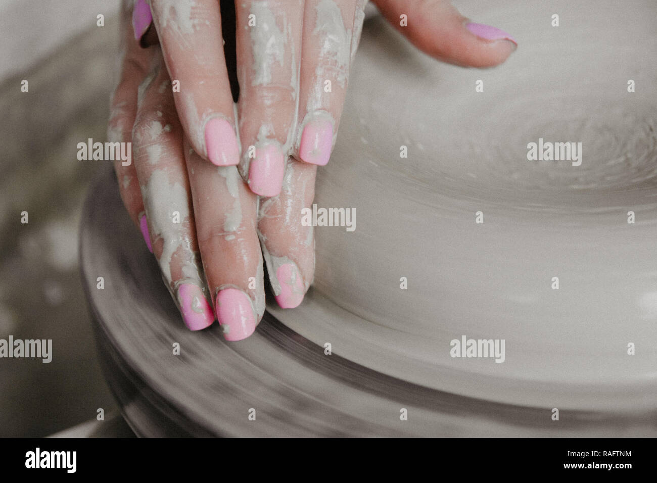 Giovani donne stampato piastra in ceramica da argilla argilla cruda Foto Stock