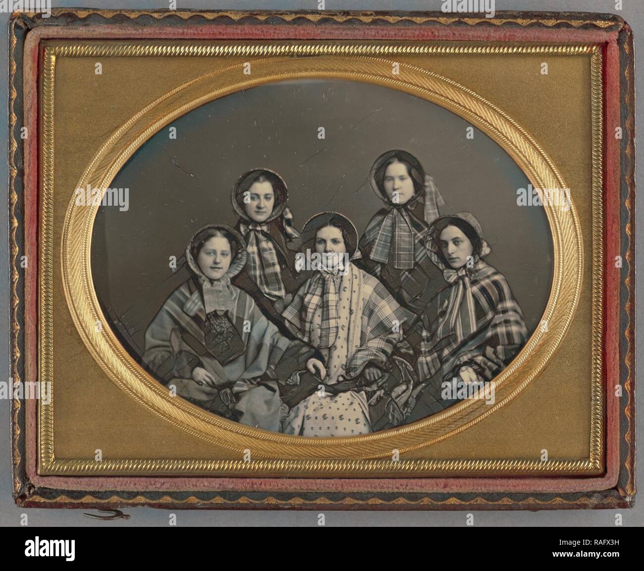 Ritratto di cinque donne nei cofani, American, 1851, Daguerreotype. Reinventato da Gibon. Arte Classica con un moderno reinventato Foto Stock