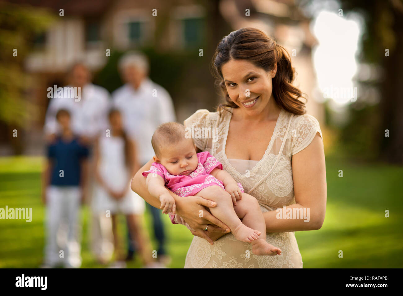 Ritratto di Madre holding sleeping Baby girl. Foto Stock