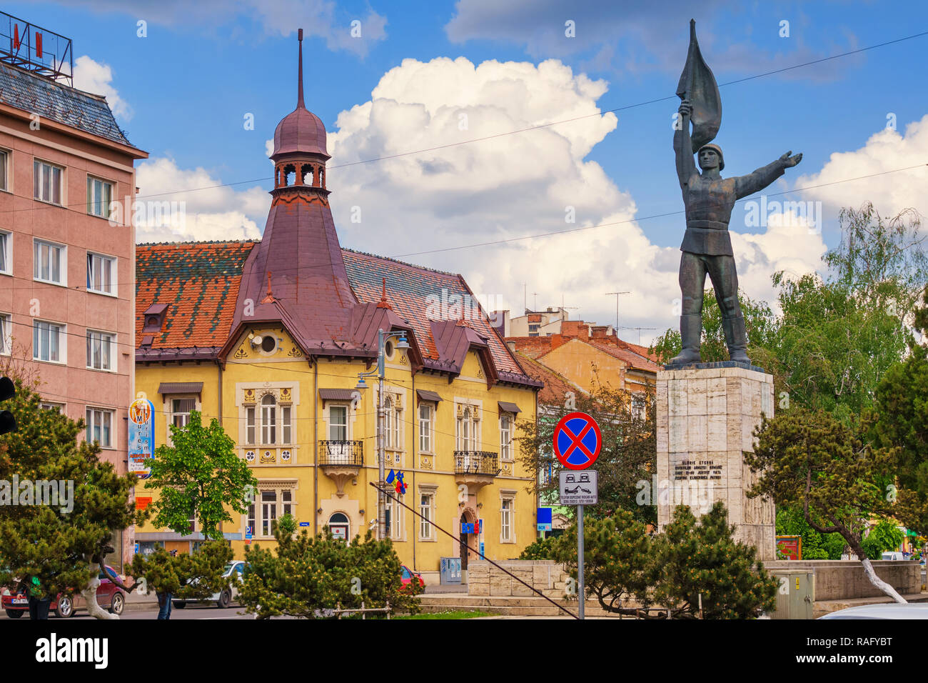 Statua del Soldato sconosciuto su Piata Trandafirilor nel centro di Targu Mures, Romania Foto Stock