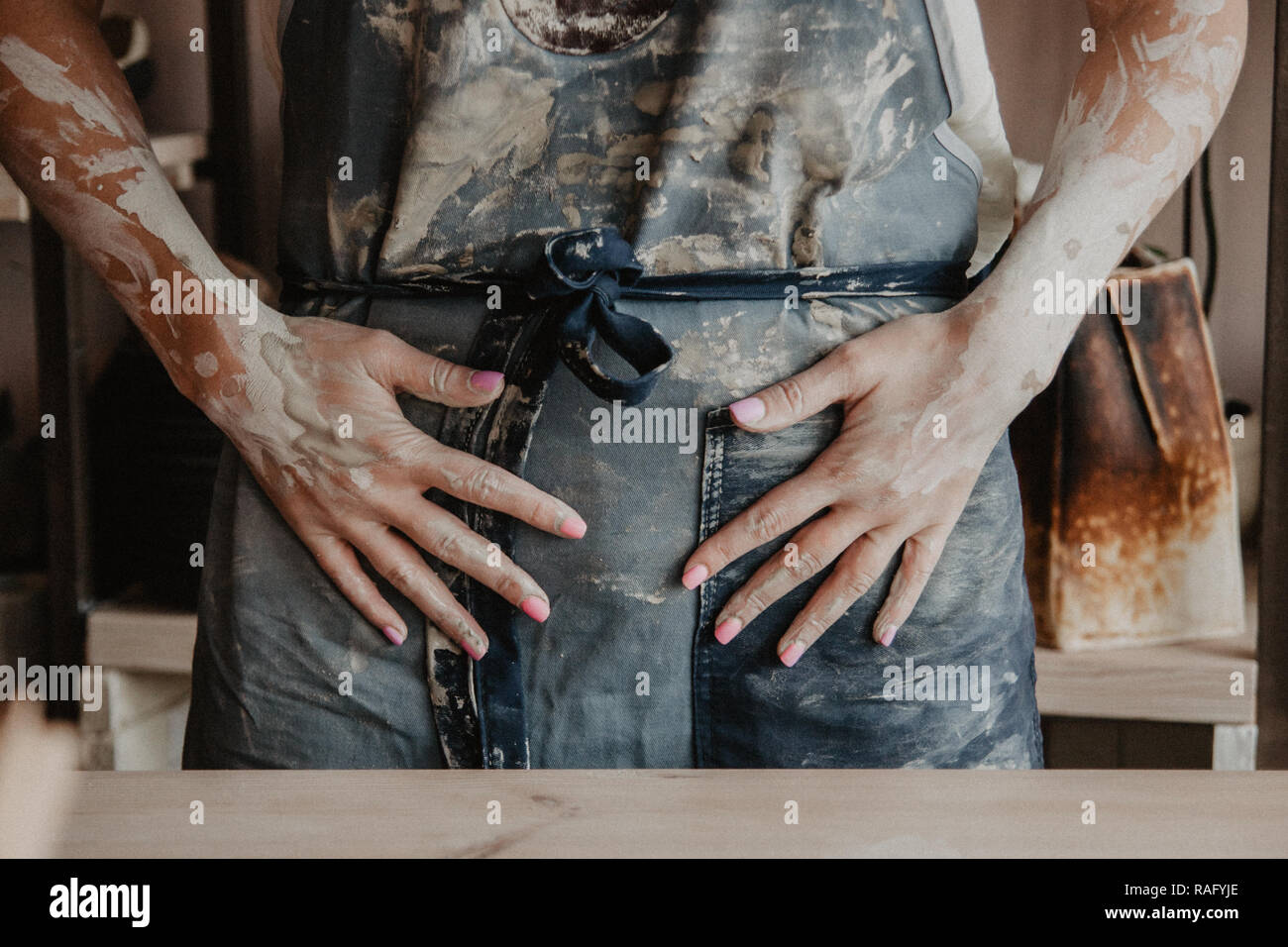 Ceramiche, argilla, arte ceramica concetto closeup sulle mani del giovane maestro nella parte anteriore della tavola Foto Stock