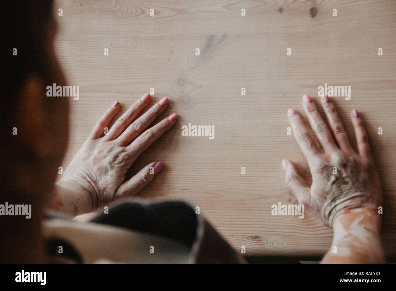 Ceramiche, argilla, arte ceramica concetto closeup sulle mani del giovane maestro su tavola, topview Foto Stock