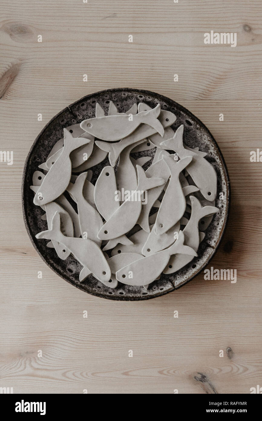 Decorativi piastre di argilla, su uno sfondo di legno con copia spazio per foto maipulations Foto Stock