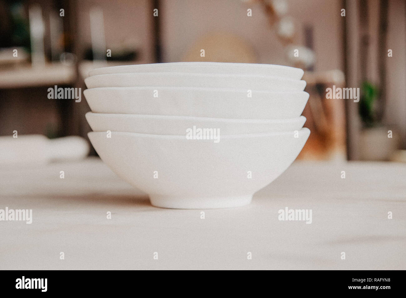 Pila di piastre in ceramica su sfondo accogliente Foto Stock