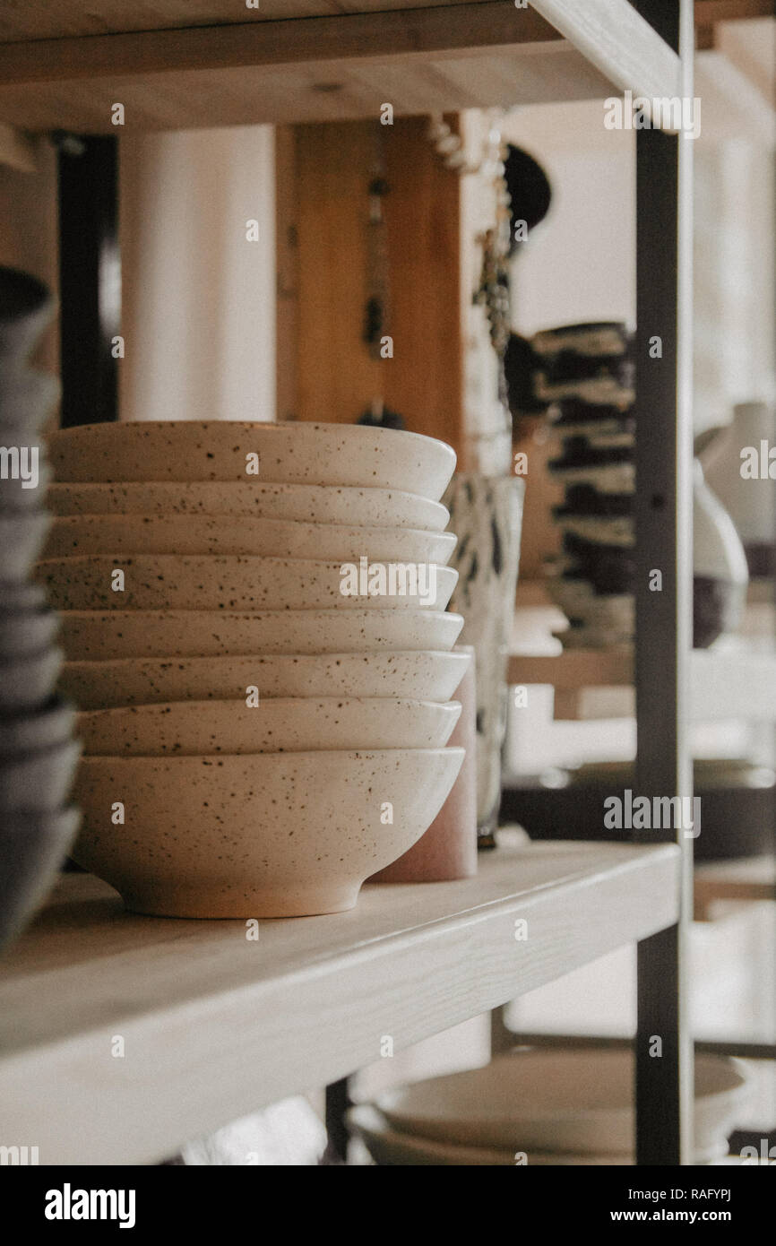 Pila di piastre in ceramica su sfondo accogliente Foto Stock