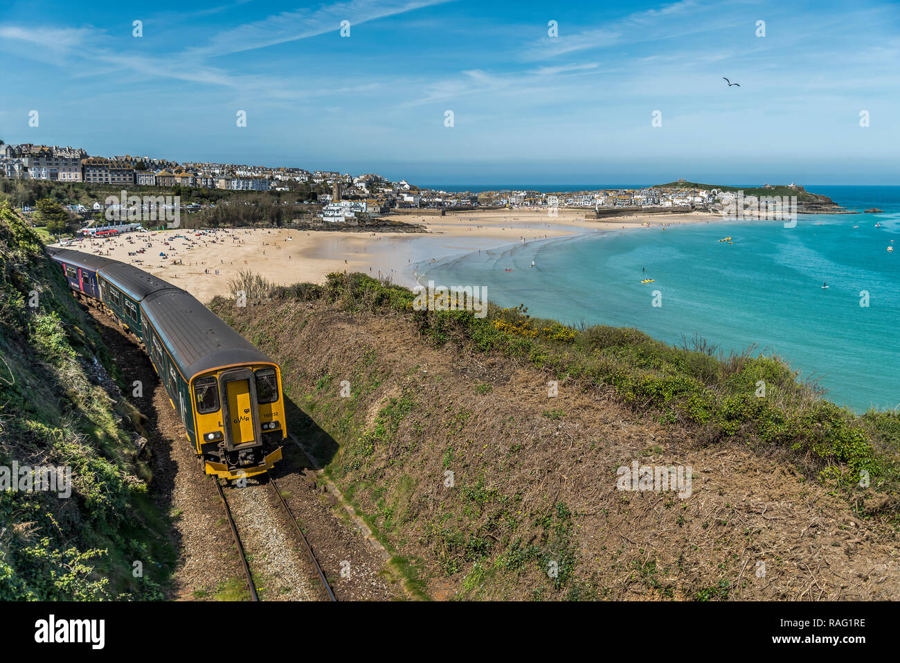 Il pittoresco viaggio in treno in St Ives Cornwall Regno Unito Europa Foto Stock