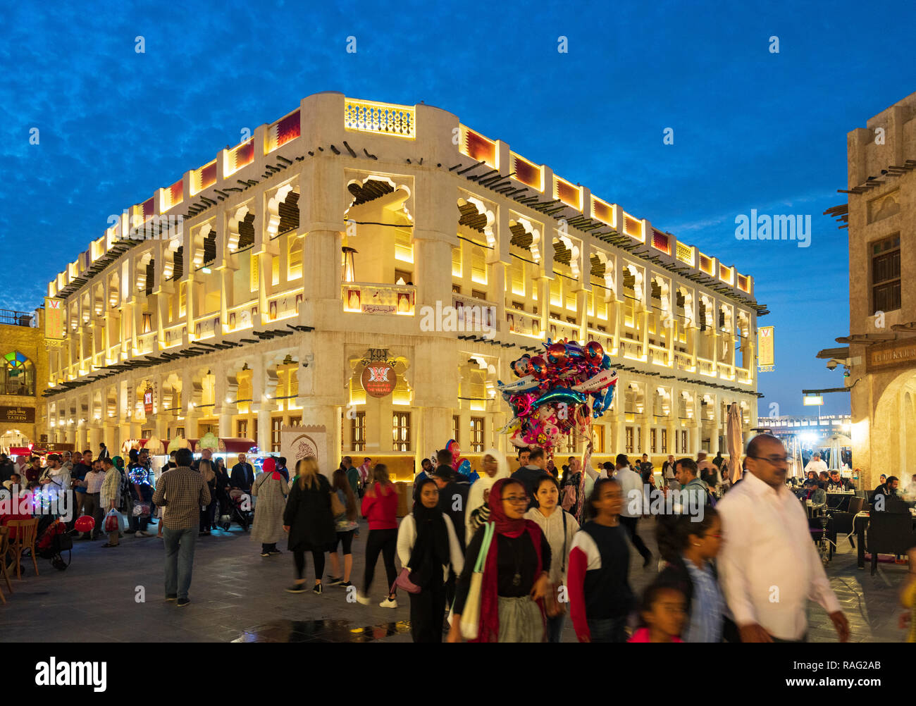 Vista notturna dell'affollato Souq Waqif a Doha, Qatar Foto Stock