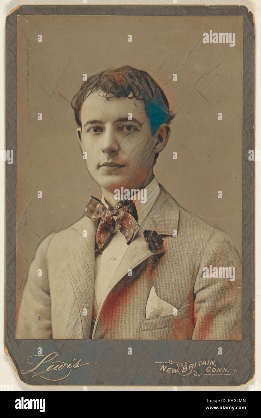 Walter Tommaso giovane uomo nel filtro bow tie e garofano nel risvolto del  cappotto, Lewis (American, attivo nuovo Brian, Connecticut reinventato Foto  stock - Alamy