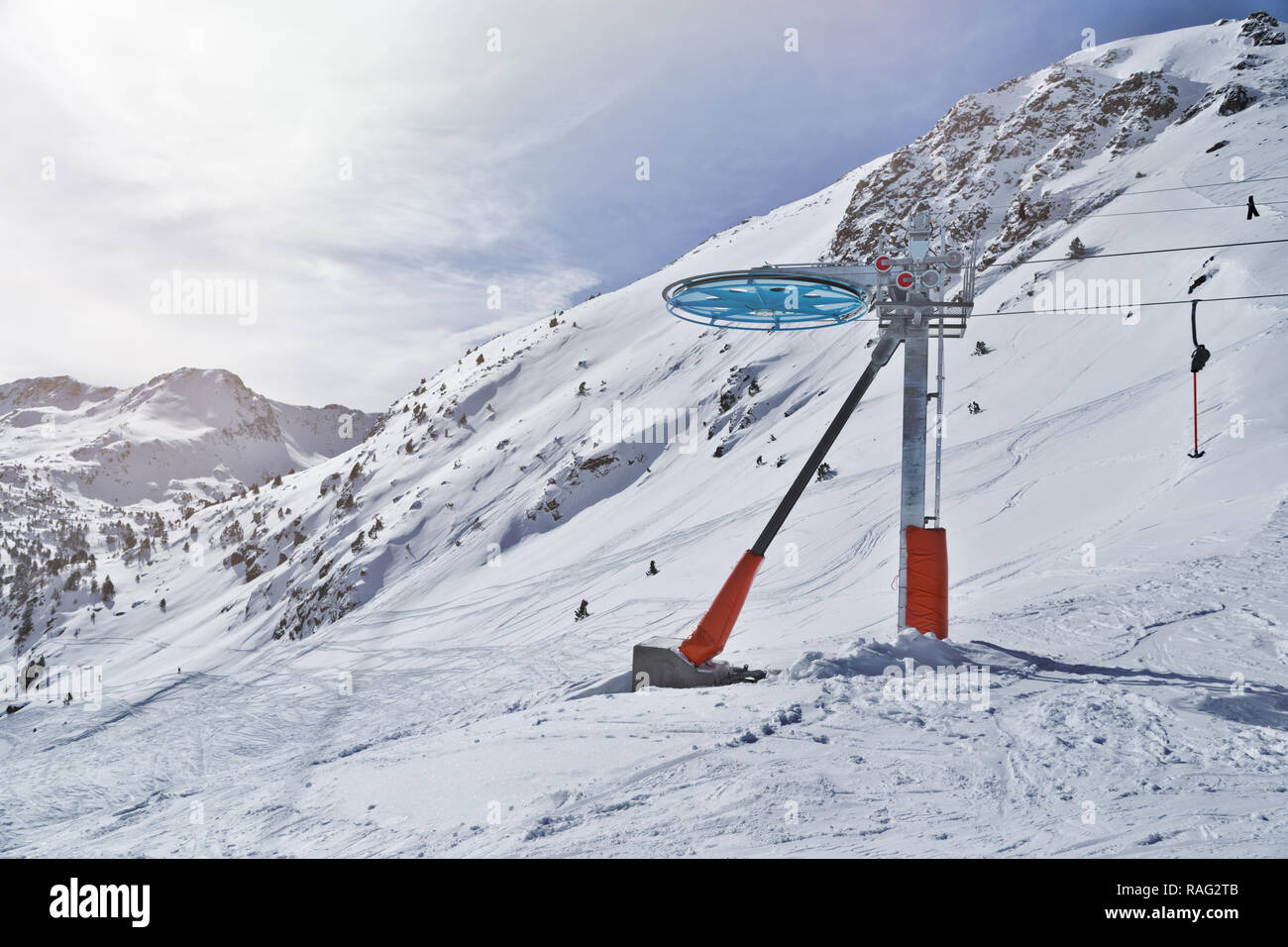 Fune di supporto trainare su una soleggiata giornata invernale. Paesaggio nella località sciistica di Andorra nei Pirenei Foto Stock