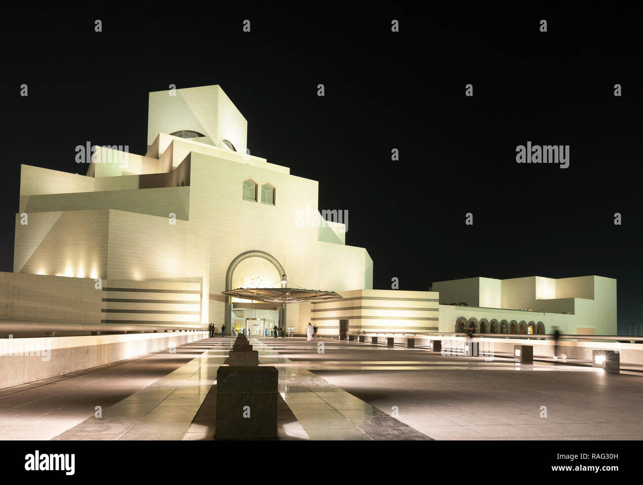 Vista notturna del Museo di Arte Islamica a Doha, in Qatar. Architetto IM Pei Foto Stock