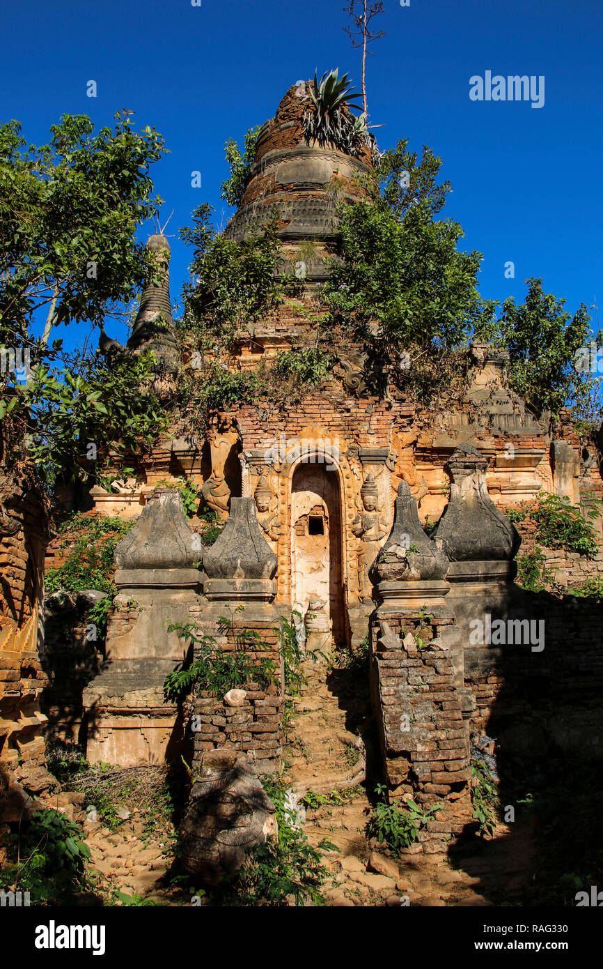 Shwe Inn Dain Pagoda complesso nel villaggio di Indein Lago Inle Myanmar (Birmania) Foto Stock