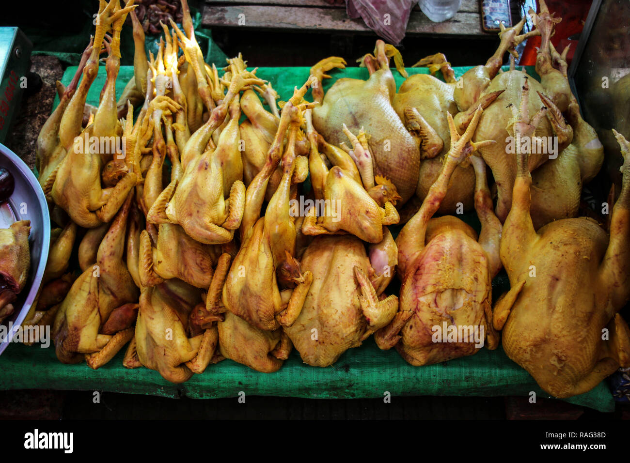 Pollo fresco sul mercato, Yangon, Myanmar (Birmania) Foto Stock