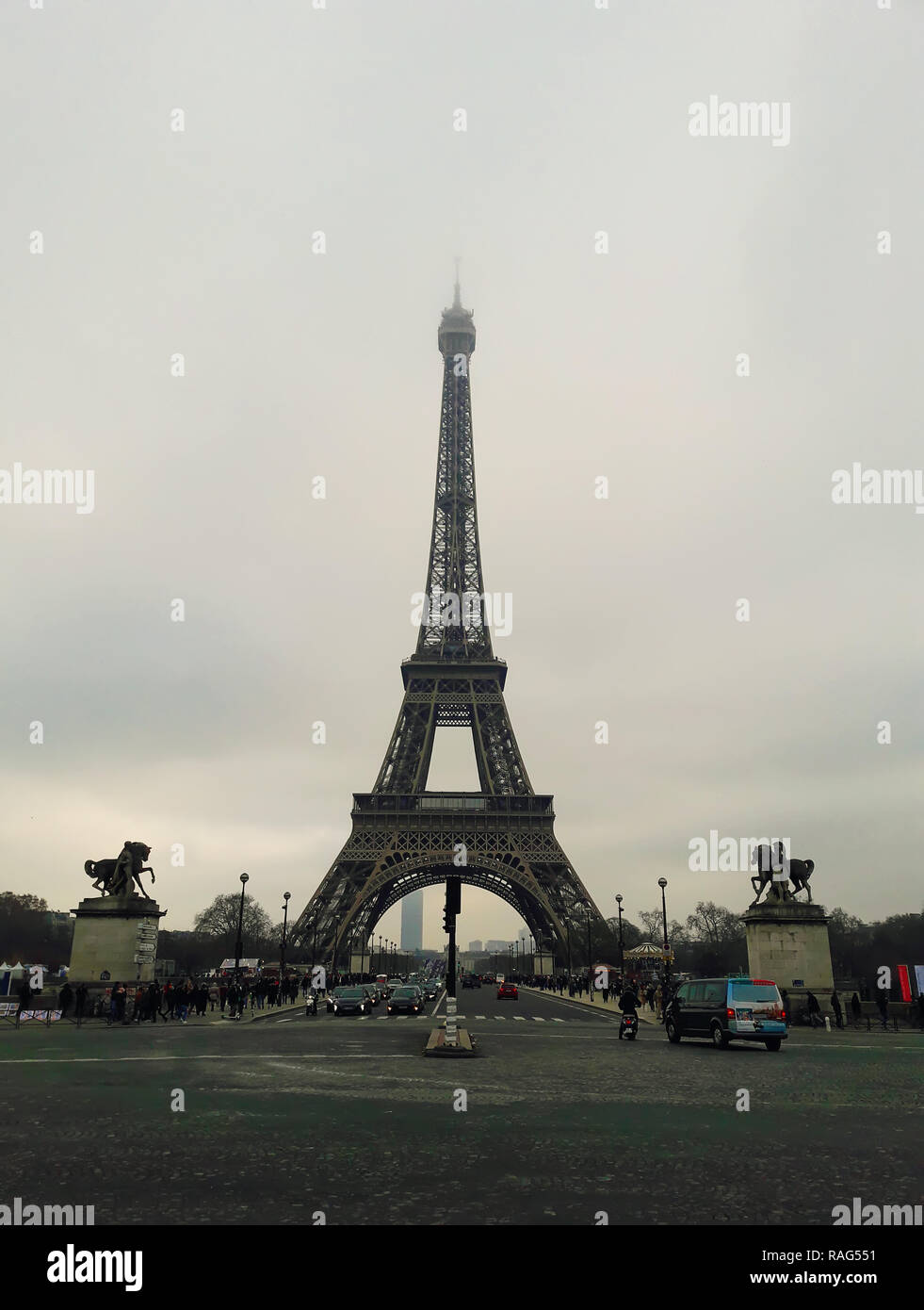 Famoso punto di riferimento di Parigi Torre Eiffel vista dalla strada Foto Stock