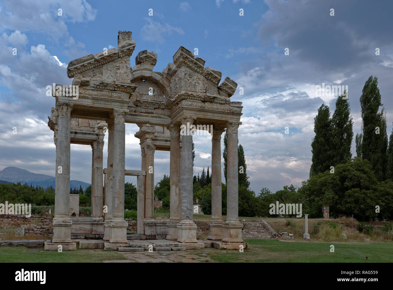 Monumentale portale o tetrapylon, Aphrodisias, Provincia di Aydın, Turchia. Nel 2017, Aphrodisias era iscritto sul sito Patrimonio Mondiale dell'UNESCO elenco Foto Stock