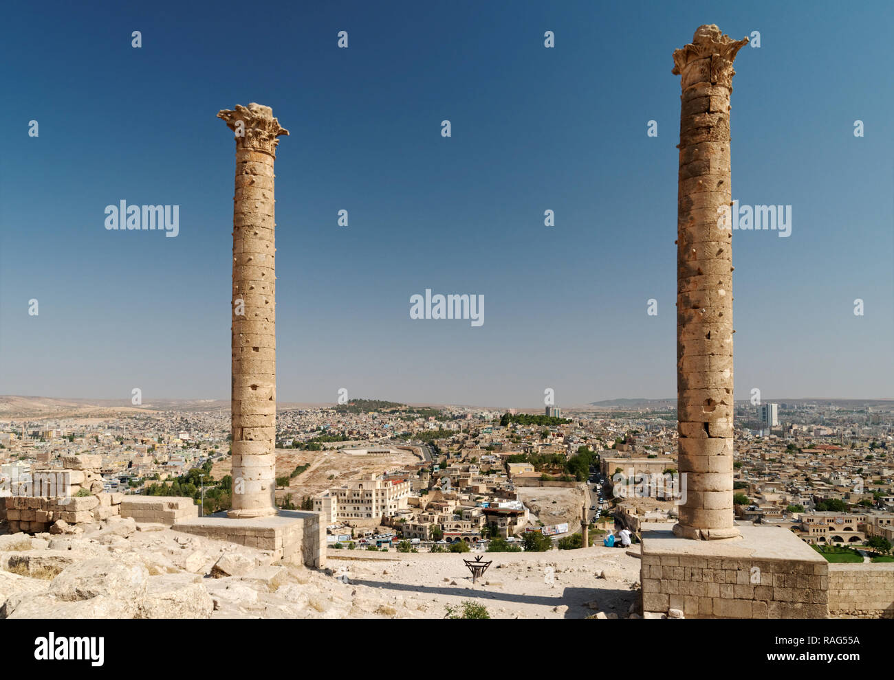 Urfa, Turchia - Agosto 19, 2008: turisti ammirare il paesaggio sotto antiche colonne nella cittadella di Urfa. Il famoso dual colonne sono stati costruiti dagli ABBA Foto Stock