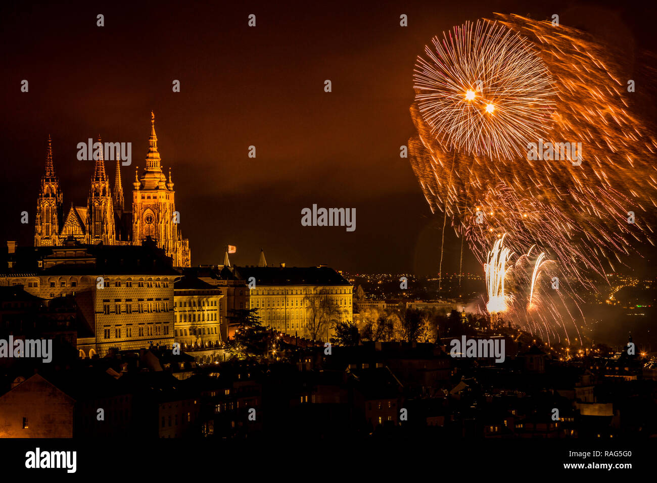 Nuovo Anno di fuochi d'artificio sopra il centro storico di Praga. Il splendidamente illuminato il Castello di Praga e la Cattedrale di San Vito. Repubblica ceca Foto Stock