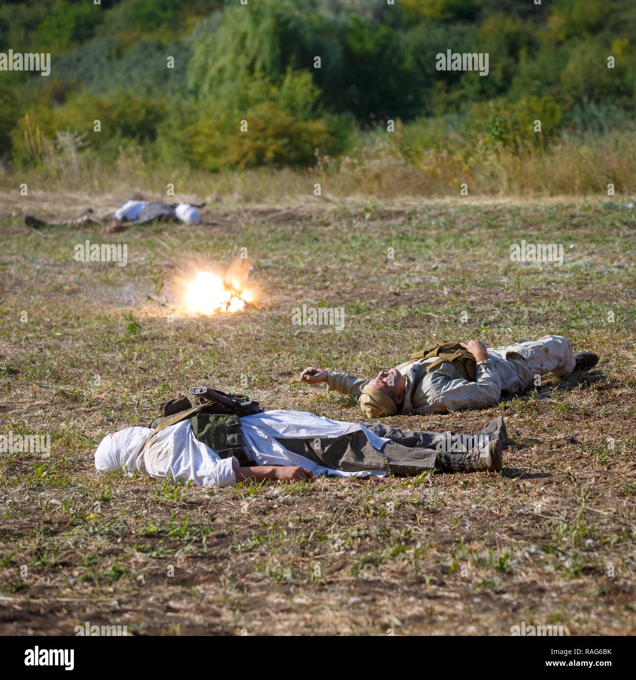 Festival storici Sambek altezze. Granata esplosione sullo sfondo dei soldati morti sul campo di battaglia Foto Stock