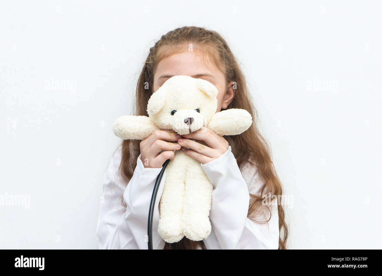 Ragazzino riproduzione medico infermiere con Teddy bear Foto Stock