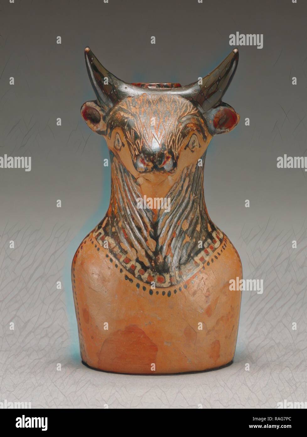 Profumo Vaso in forma di minotauro, Est Grecia, circa 580 - 560 B.C,  terracotta, 11 × 5 × 4 cm (4 5,16 × 1 15 reinventato Foto stock - Alamy