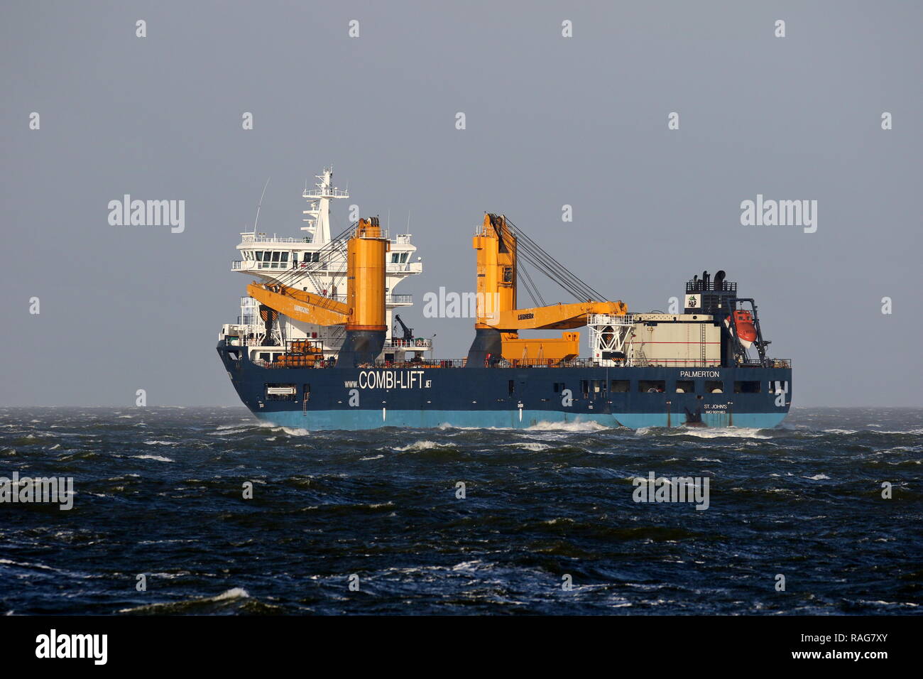 Il carico pesante nave Palmerton passa Cuxhaven il 1 gennaio 2019, poche ore prima che la nave ha subito un guasto alla macchina nel Mare del Nord durante un st Foto Stock