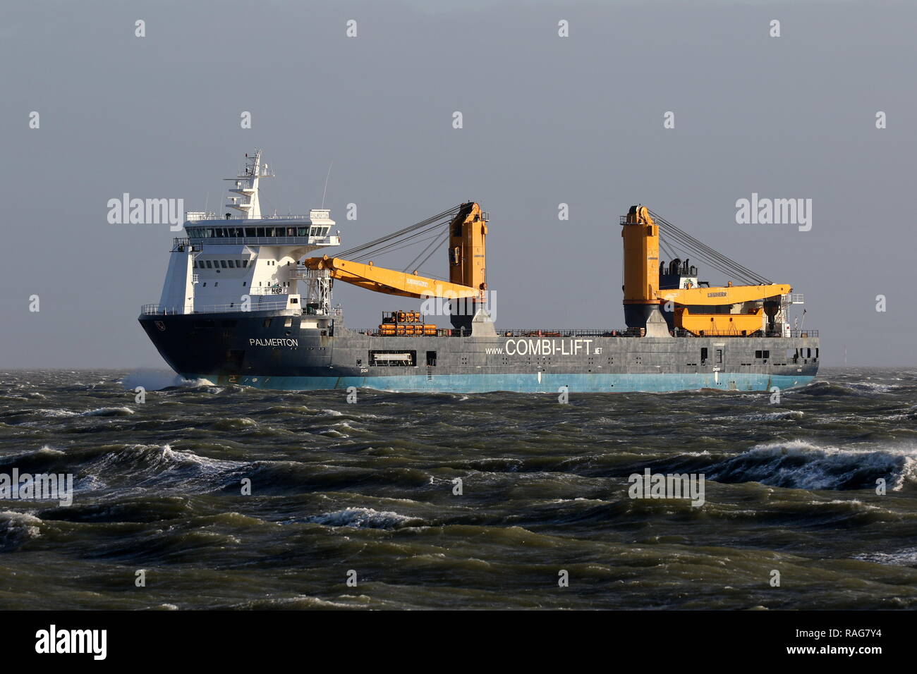 Il carico pesante nave Palmerton passa Cuxhaven il 1 gennaio 2019, poche ore prima che la nave ha subito un guasto alla macchina nel Mare del Nord durante un st Foto Stock