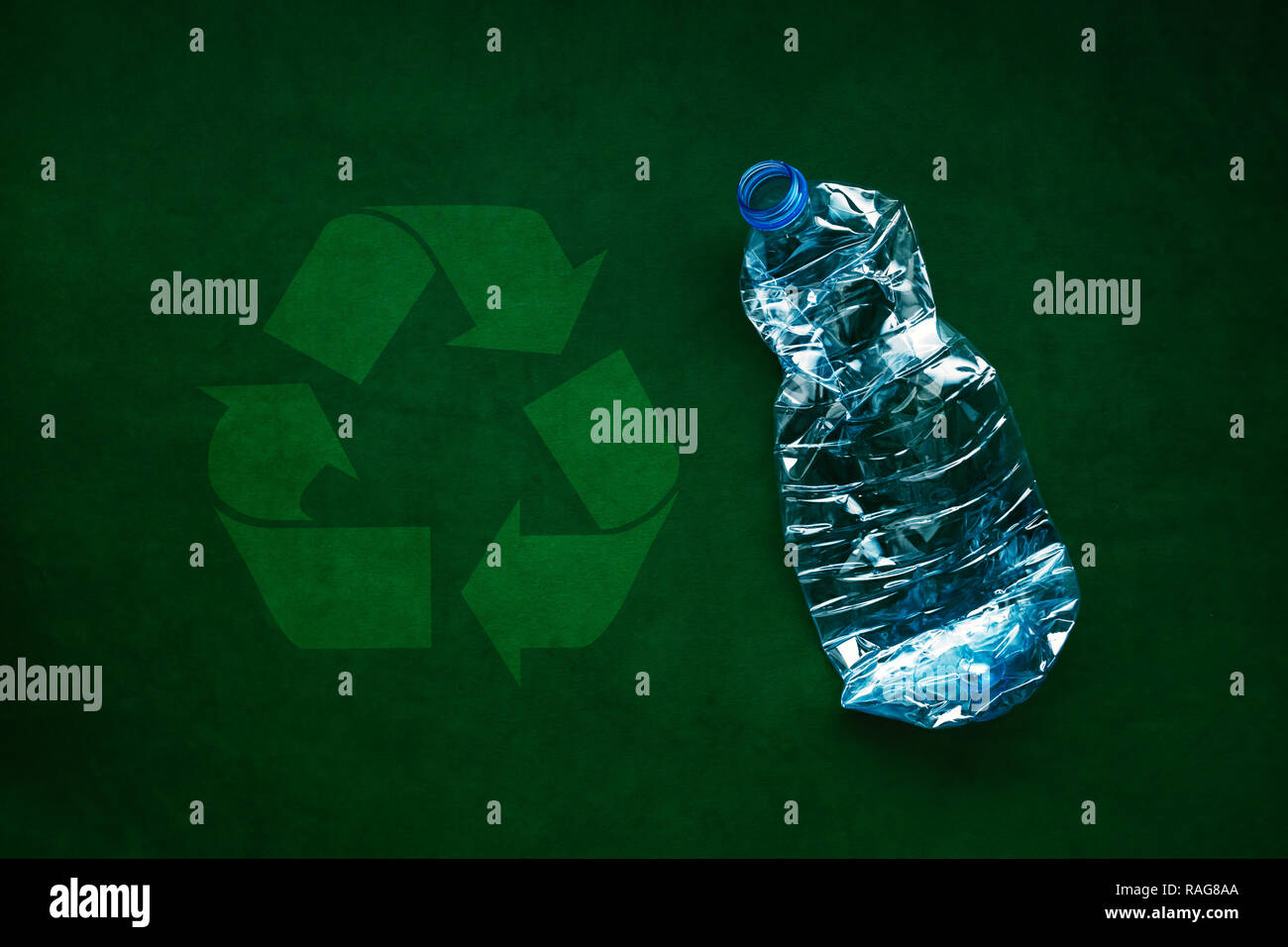 Le bottiglie di plastica per il riciclaggio, i danni ambientali e concetto di inquinamento Foto Stock