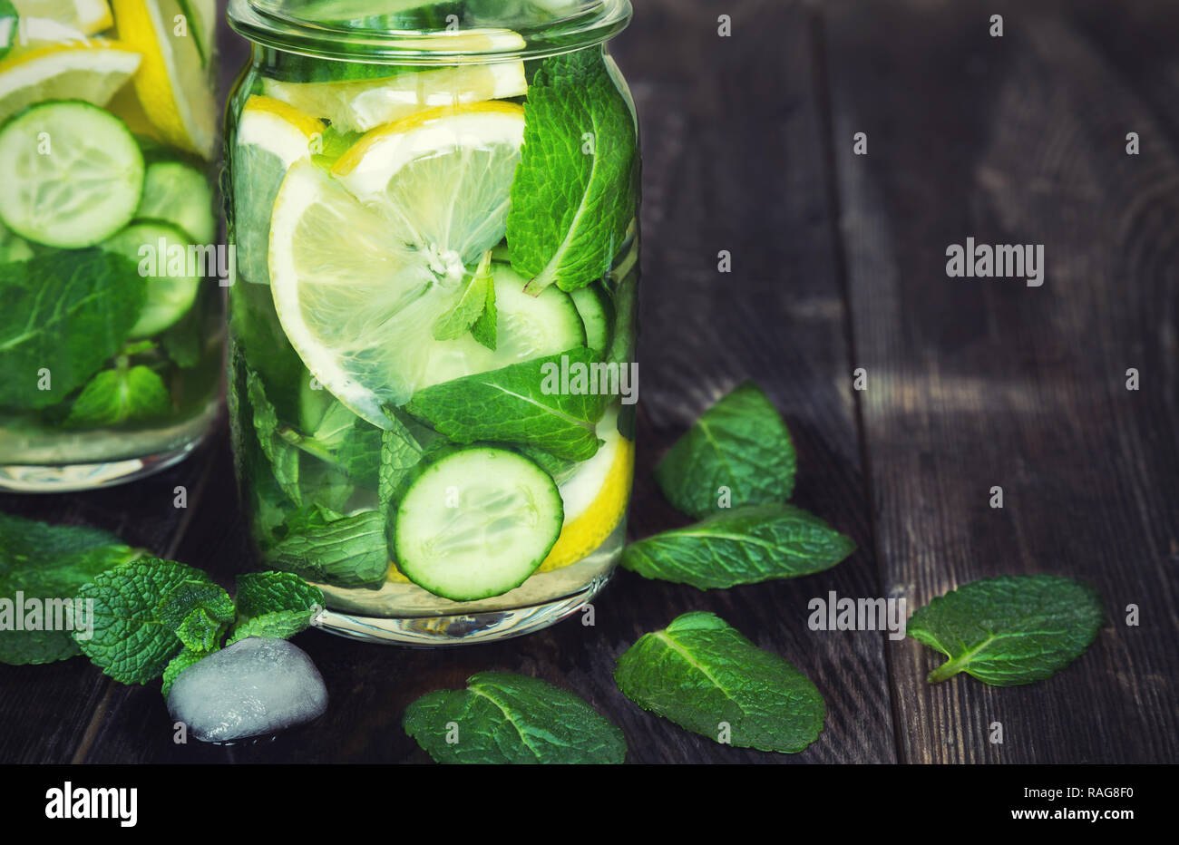 Detox Acqua con limone, cetriolo e menta su rustico sfondo di legno Foto Stock