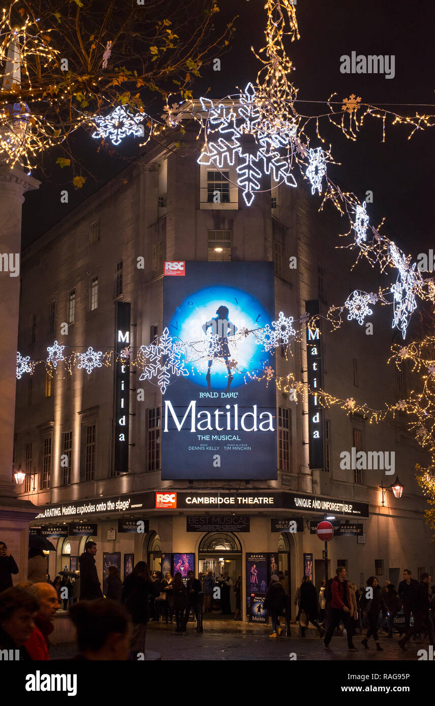 Il Cambridge Theatre presso il Seven Dials incrocio del Covent Garden area di Londra Foto Stock