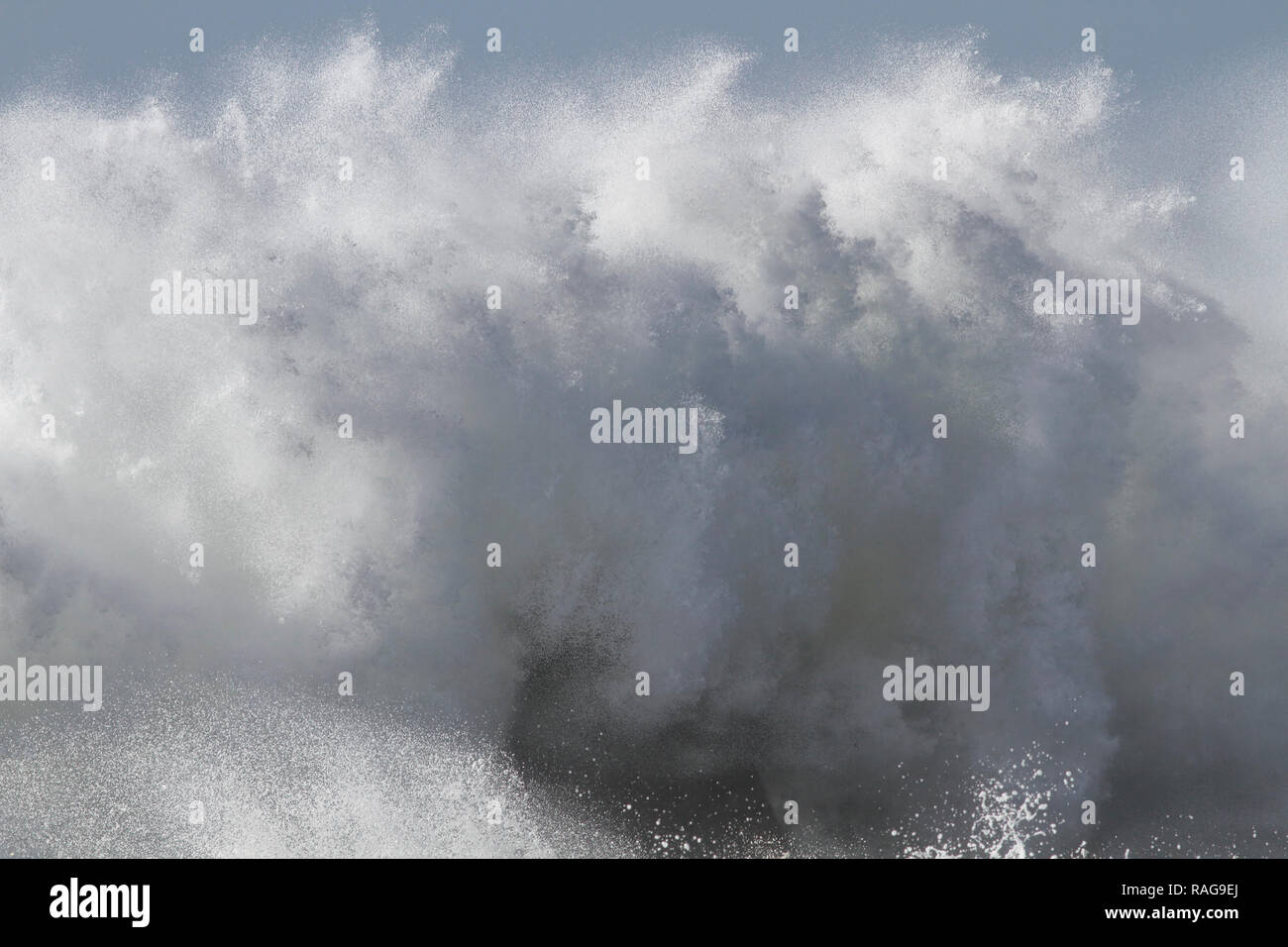 Detaile grande mare tempestoso schizzi d'onda Foto Stock